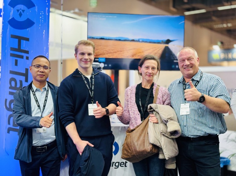 Photo de groupe avec un visiteur d'Espagne 1