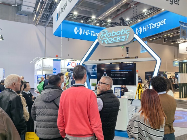 Visiteurs au stand 1 de Hi Target